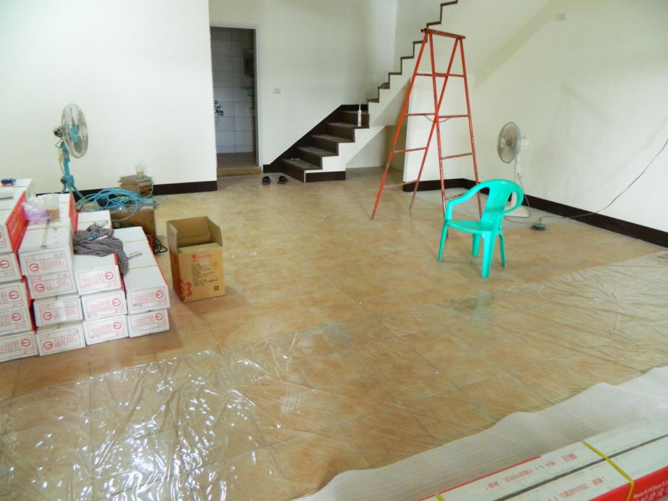 基隆八斗山莊社區 直鋪施工前的地板材料與空屋