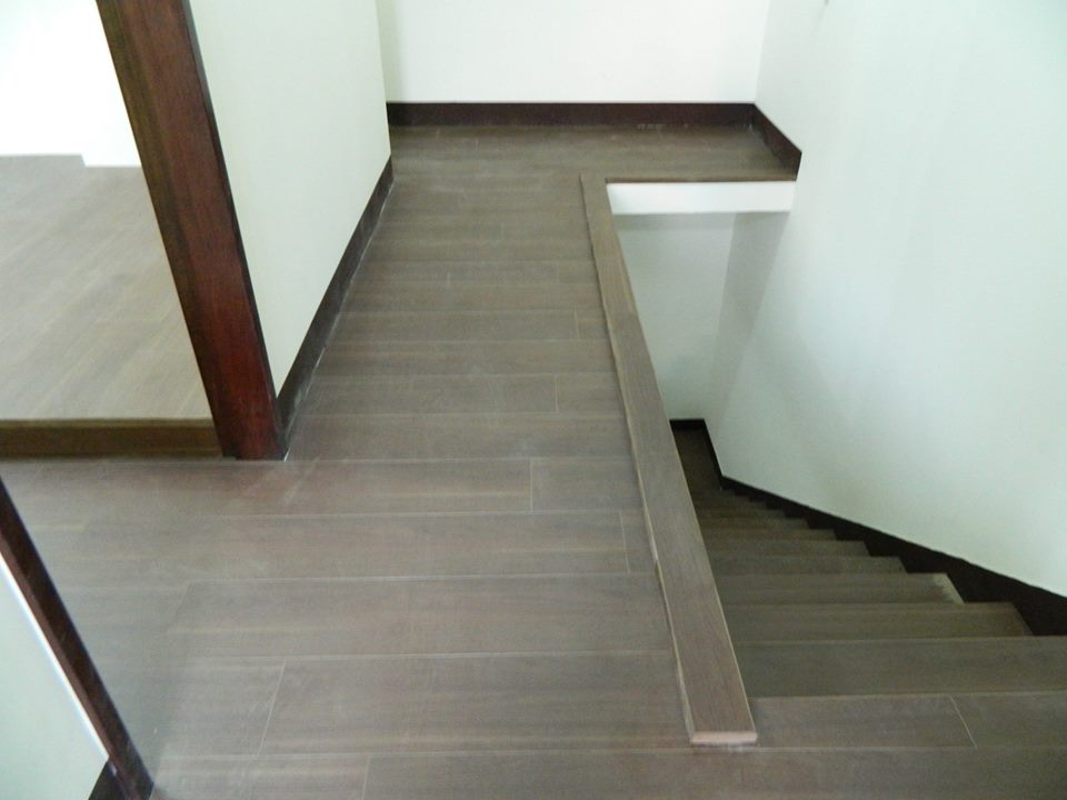 基隆八斗山莊社區 局部架高區與樓梯口