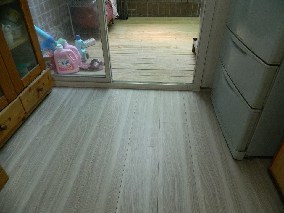 深溪路第一特獎 完工後的廚房與陽台地板